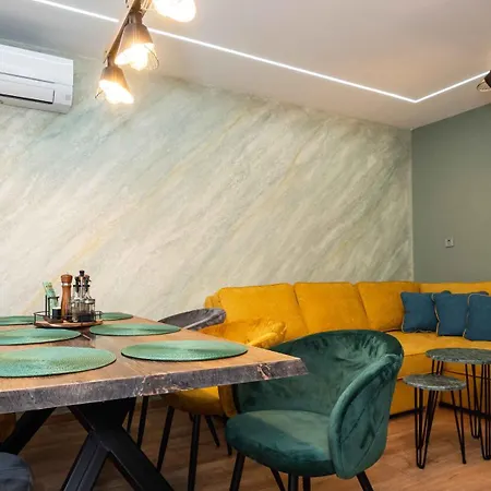 Renaissance Apartment *